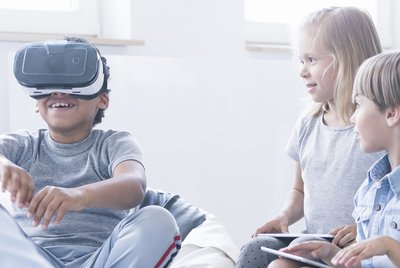 Unterricht mit Schülern mit VR Technologie