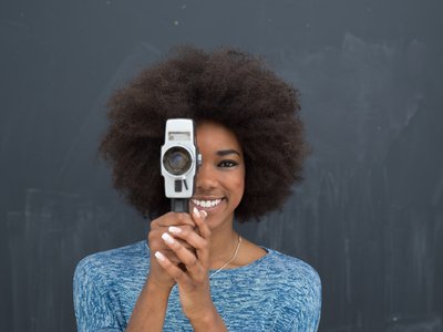 Frau mit Kamera in der Hand