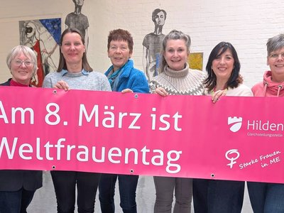 Foto der Gleichstellungsstelle des Kreises Mettmann mit einem Plakat zum Weltfrauentag